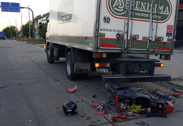 Identificaron al policía que murió en Tolosa tras chocar contra un camión de "La Serenísima"