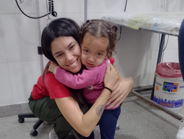 "Le devolvieron la vida": una pequeña platense cayó a una pileta repleta de agua y la emoción ganó el Hospital de Romero