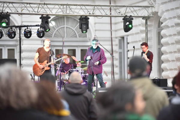 Artistas locales hicieron vibrar el Palacio Municipal en una nueva edición de "Rock en el Playón"