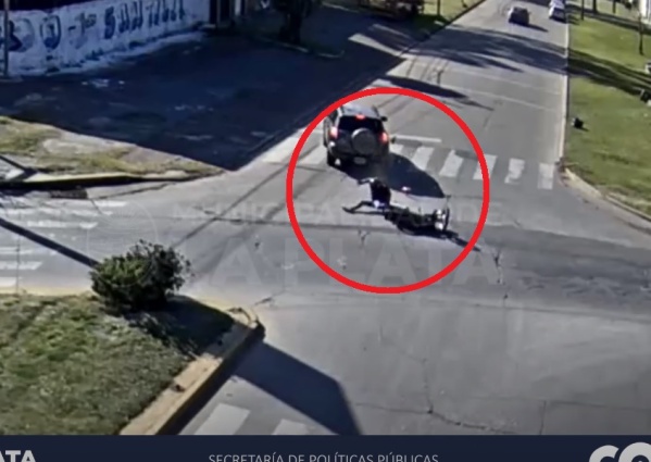 Un motociclista chocó en Camino Belgrano y 514, y tuvieron que hospitalizarlo