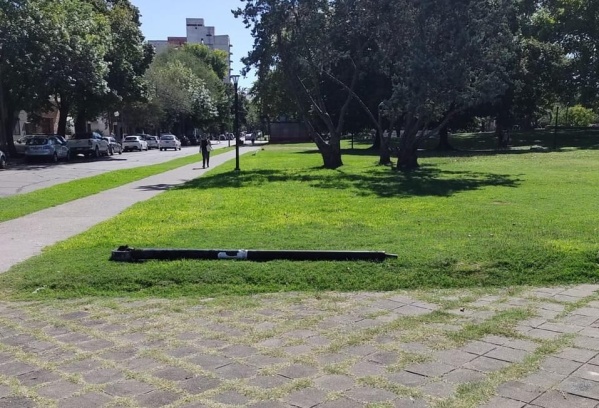 Vecinos de Plaza Belgrano se quejaron por la presencia de postes abandonados