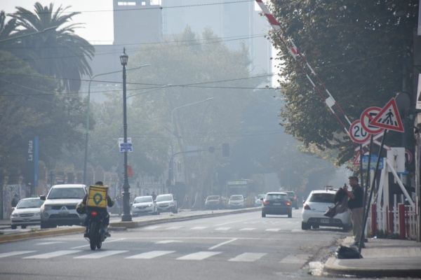 Preocupación en La Plata por la presencia de humo: el olor es tan fuerte que algunos vecinos "no pueden respirar"