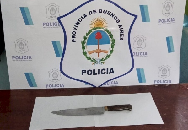 Detuvieron a un hombre que amenazaba a vecinos en La Plata y cuando llegaron los policías intentó apuñalarlos