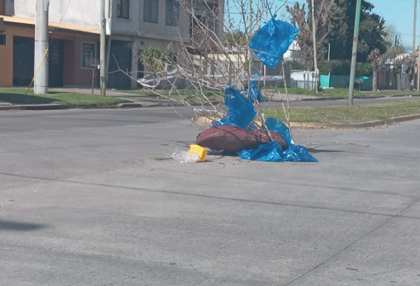 En 40 y 143 se quejaron por un mega pozo que ya lleva tres meses