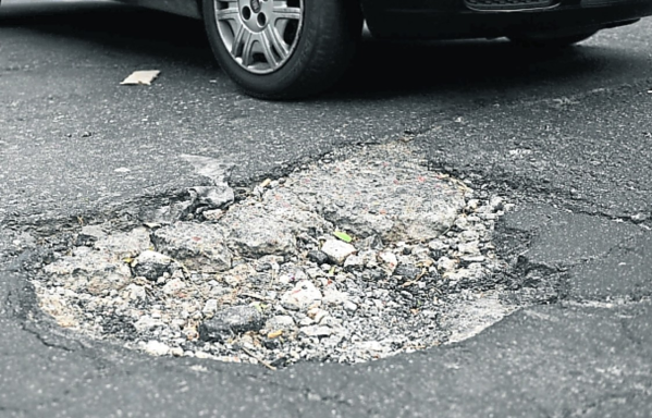 Vecinos se hartaron de los camiones que están destruyendo el pavimento de la avenida 143