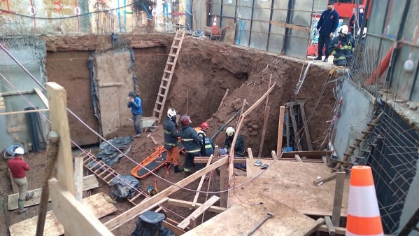 Se derrumbó un obra en construcción en Palermo y un obrero había quedado atrapado entre las maquinarias