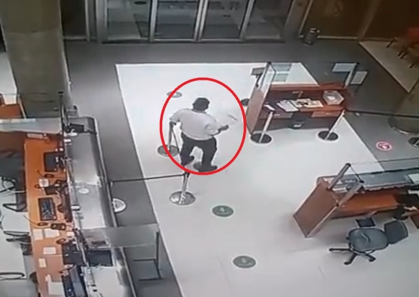 El increíble video que desconcierta al Sanatorio Finochietto: ¿El empleado de Seguridad atendió a un fantasma?