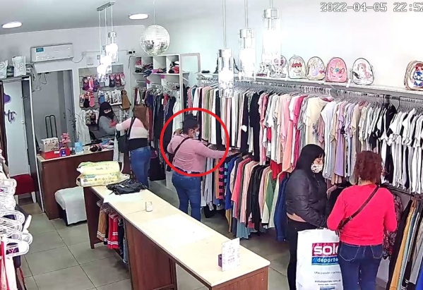 Mecheras al acecho en Olmos: los comerciantes escracharon a una "clienta" y reclaman medidas urgentes