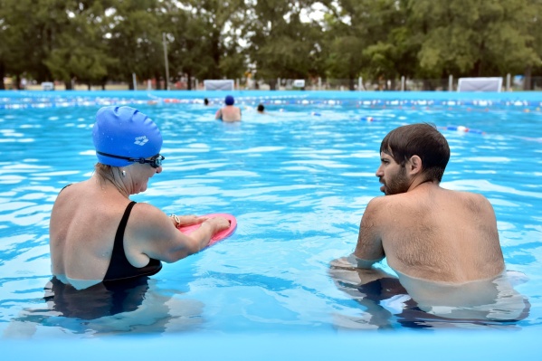 ¿Cuáles son los deportes acuáticos que ofrece la República de los Niños en La Plata de forma gratuita?
