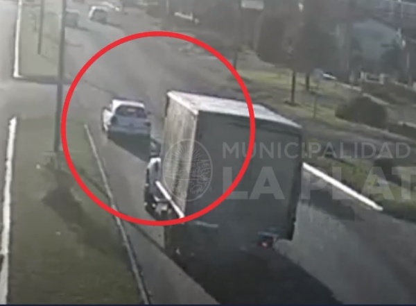 Susto en Villa Elisa: un auto esperaba el semáforo y fue embestido por un camión que reaccionó tarde