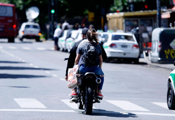 ¿Cascos para todos en La Plata? Un proyecto busca repartirlos a quienes tienen motos que no superen los 4 millones de pesos