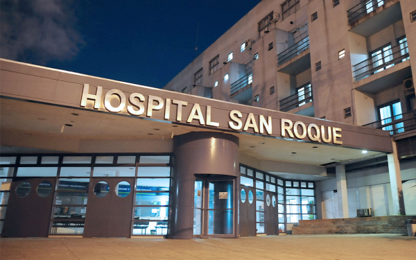 A un agente penitenciario se le escapó un tiro en el Hospital San Roque de Gonnet y no hubo una tragedia de milagro