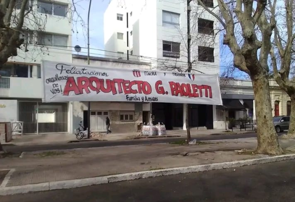 Un amigo pintaba paredes de La Plata, le picó el bichito y ahora es el rey de los pasacalles: "Nos piden muchas 'disculpas'"