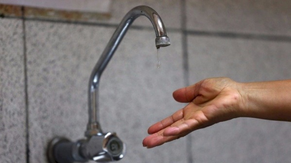Vecinos de City Bell reclaman la falta de agua: "La empresa no brinda el servicio como debe hacerlo"