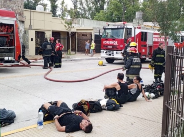 Un hombre murió en un incendio en Ensenada y una fuerte conmoción: "el fuego arrasó con todo"