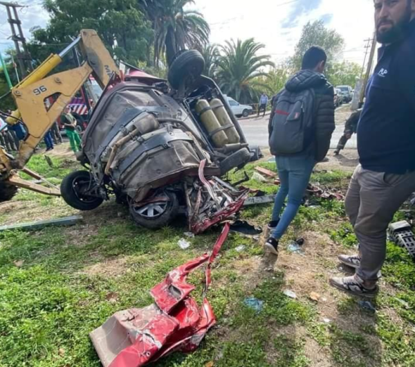 Casi tragedia en Ensenada: dejó su auto estacionado en la vía del tren y quedó totalmente destrozando