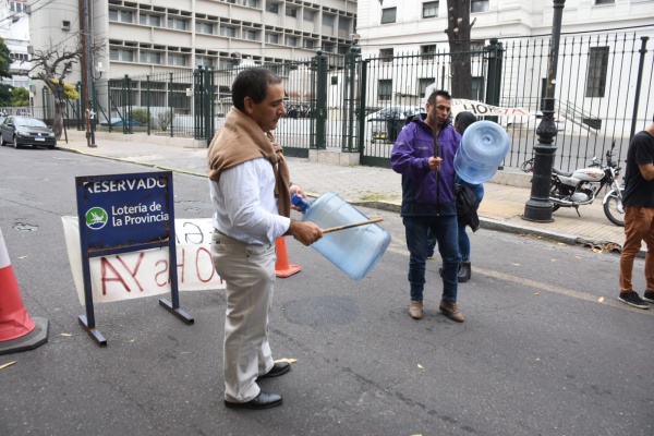 Trabajadores de Lotería protestaron en La Plata para ser incorporados al régimen laboral de 40 horas semanales
