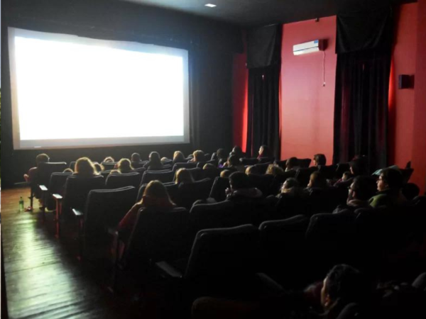 Con muestras, música y estrenos, se renuevan las carteleras de los cines municipales de La Plata