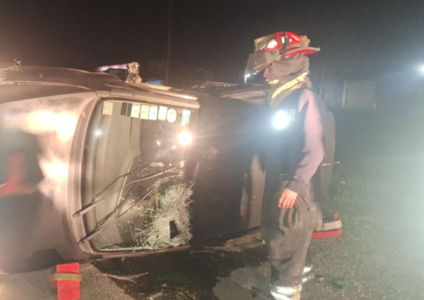 Volcó un auto tras un choque en La Plata y hubo máxima tensión por la rotura del tanque de GNC