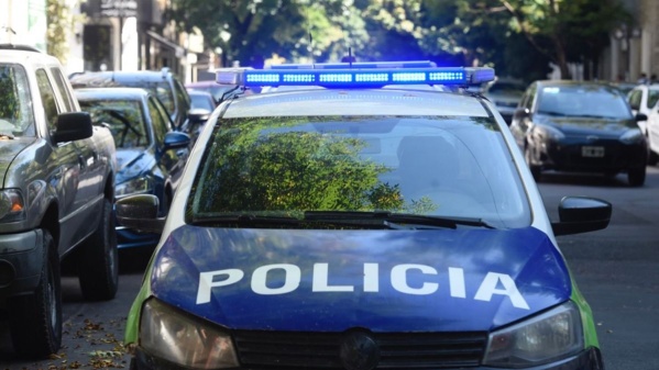 Un hombre golpeaba a su hijo de 2 años en La Plata, los vecinos se enteraron y lo lincharon