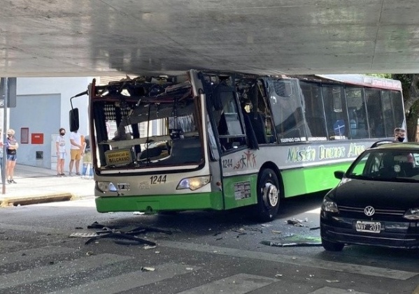 Cuatro heridos en Belgrano luego de que un colectivo quedara incrustado debajo de un puente