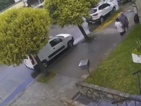 El video en el que un jubilado fue golpeado salvajemente en La Plata