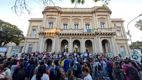 Los trabajadores del Hospital Nacional de Salud Mental tomaron la institución tras el anuncio de cierre