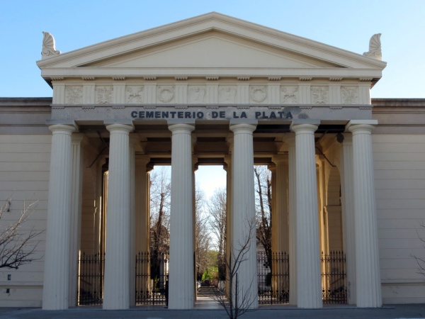 Alak comprará 430 ataúdes para el Cementerio de La Plata tras el anuncio del nuevo osario