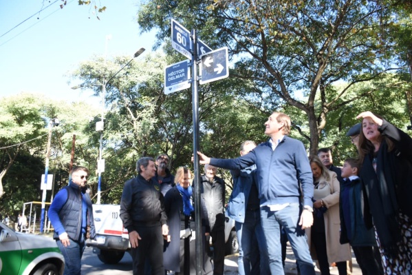 Emotivo homenaje a Héctor "Cacho" Delmar en 60 y 118: calle propia y un cartel que ya luce en el corazón tripero