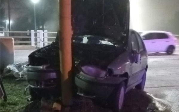 Un hombre salvó su vida de milagro luego de colisionar su auto contra un poste en Berisso