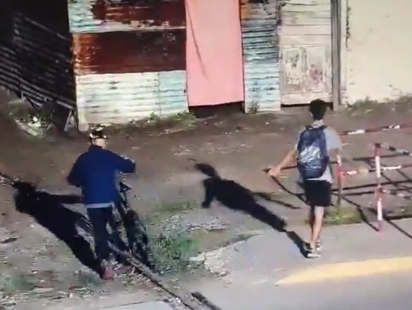 Un menor de edad le robó la bicicleta a un joven en La Plata y quedó todo filmado: el video