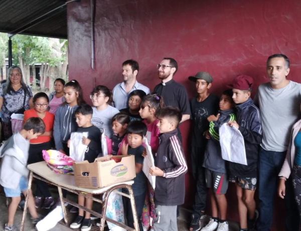 Javier García encabezó otra movida solidaria en La Plata: los útiles escolares, guardapolvos y juguetes llegaron a Hernández
