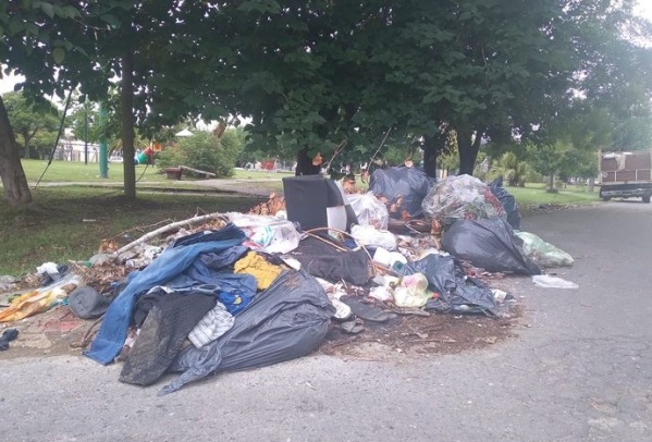 Vecinos del barrio Santa Ana denuncian la acumulación de "toneladas de basura" en las calles