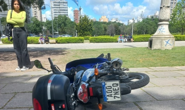 Robó una moto, la dejó tirada en Plaza Moreno y escapó