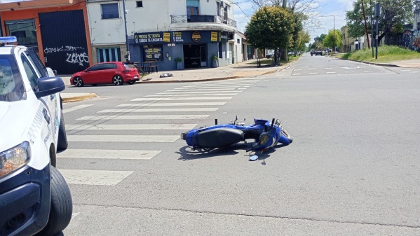 Murió el joven de 21 años que cayó con su moto en 136 y 32: estaba en estado crítico