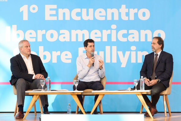 De Pedro en el Encuentro Iberoamericano sobre Bullying: "Argentina necesita más líderes positivos que corten con situaciones"