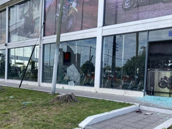 Delincuentes atacaron una concesionaria de Tolosa y destrozaron todos los vidrios