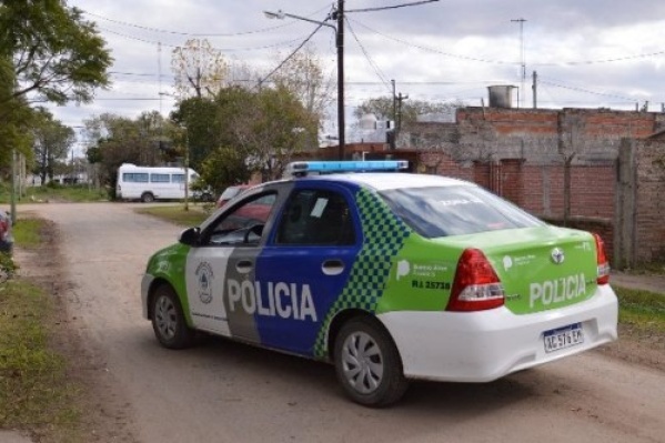 Una joven de 24 años fue a la casa de su ex, le arrojó piedras, amenazó de muerte y quedó detenida en La Plata
