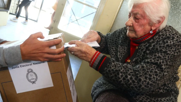 Una señora de 101 años fue a votar y conmovió a todos: "Voto para arreglar al mundo y que estén todos bien"
