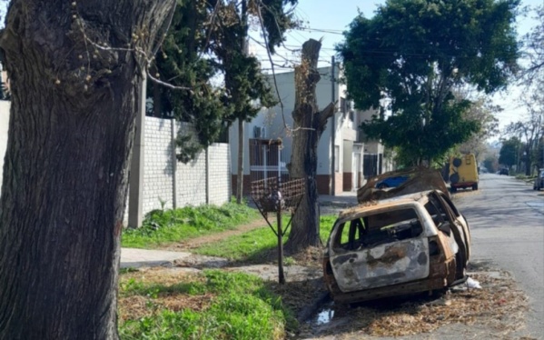 Apareció un auto incendiado en un barrio de La Plata y reclaman que lo saquen