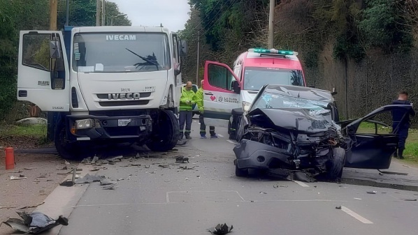 Murió un hombre tras un terrible choque contra un camión en La Plata