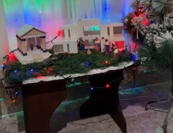 Una estudiante de arquitectura descuidó sus maquetas y su mamá armó un pesebre de alta gama: "Nació en cuna de oro"