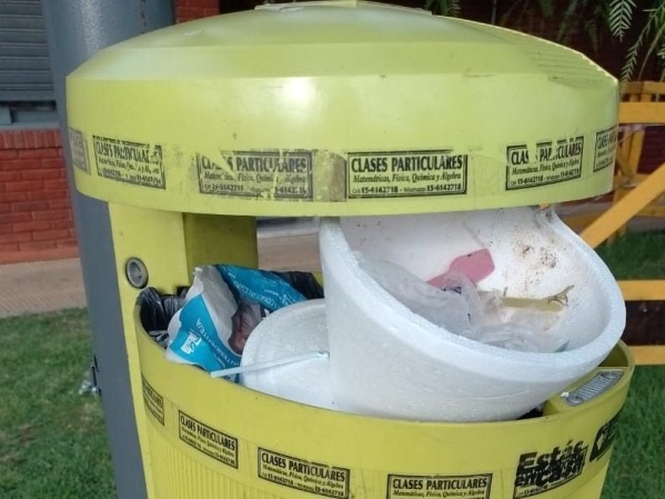 "Está lleno de basura y hay olor": vecinos reclaman que se retire la basura acumulada en 40 y 131