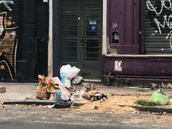 "¿Hasta cuando va a estar la basura?": el cansancio de los vecinos de 3 y diagonal 77