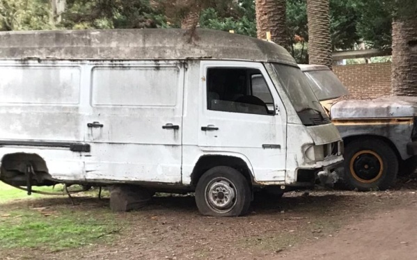 Vecinos denuncian por autos abandonados en la República de los Niños