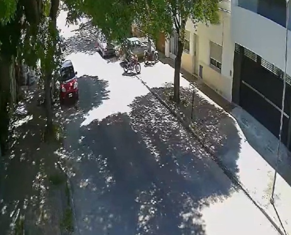 Impactante robo a plena luz del día en La Plata: delincuentes atacaron a un joven y escaparon con su moto