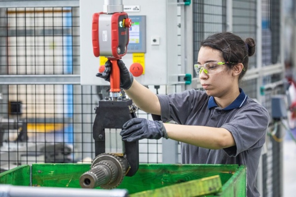 Se desplomó casi 4% la economía en junio pese al impulso del campo y cayó fuertemente la construcción y la industria