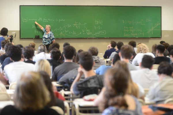 Es profesora de Matemáticas, quiere “ayudar a los que más necesitan”, y ofrece clases particulares gratuitas en La Plata