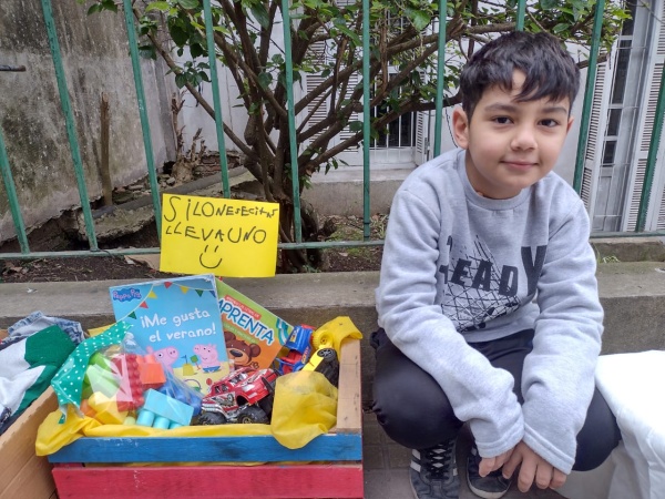 Un nene de 8 años lleva adelante una increíble campaña solidaria en La Plata: “Si lo necesitas, llevalo”