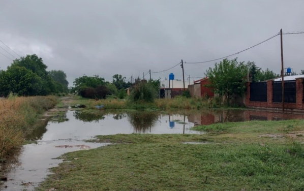 Vecinos reclamaron la limpieza de zanjas en una cuadra de Melchor Romero